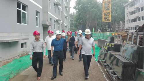 建设集团副总经理王明智一行莅临韩城分公司棚户区改造项目施工现场检查指导工作