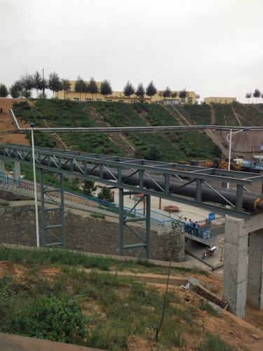 机电安装公司承建的柠条塔矿工业厂区地面架空供热管道初具规模
