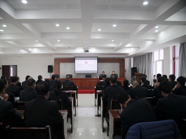 建设集团副总经理王明智深入掘进公司讲党课