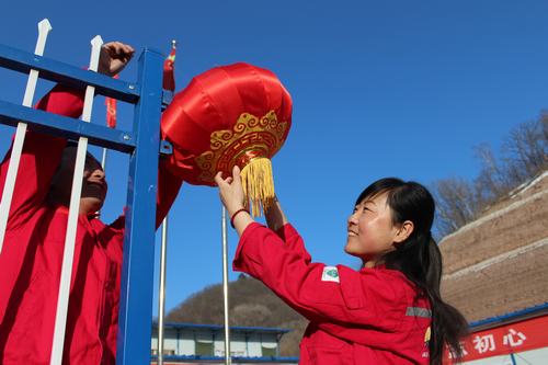 工地披上“喜庆红”