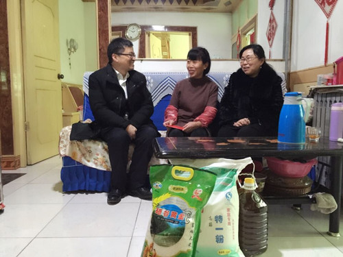新春送祝福 情暖家属心