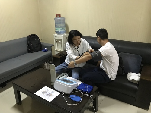陕煤建设路桥分公司心系职工健康开展中医义诊理疗活动