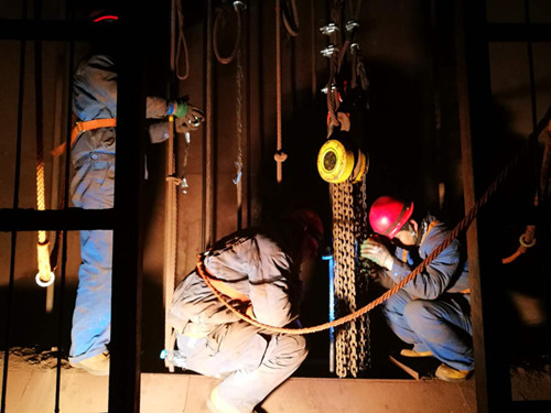 陕煤建设机电安装公司酒钢项目部“快、准、稳”调试罐笼记