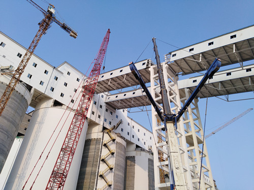 陕煤建设天工公司土建二部小保当选煤厂最终筛分车间至块煤仓2#栈桥顺利吊装