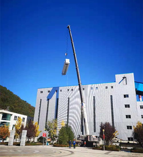 陕煤建设机电安装公司成功吊装黄陵二号煤矿选煤厂重介质浅槽分选机