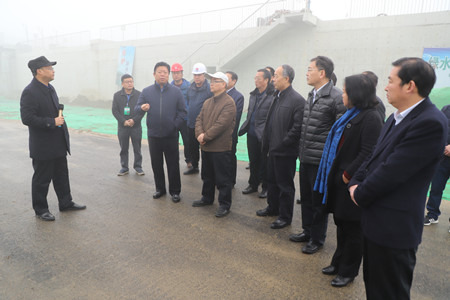 汉中市市长方红卫视察陕煤建设汉中分公司铺镇污水厂截污干管项目