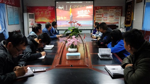 陕煤建设澄合分公司第十一项目部组织职工观看《平“语”近人—习近平总书记用典》