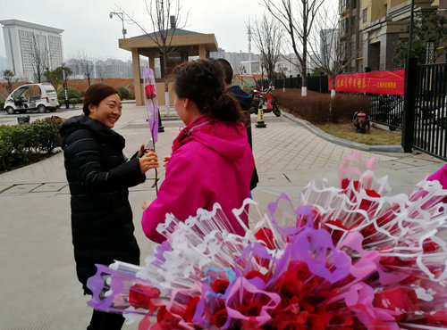 陕煤建设公司：江南世纪城小区庆“三八”为女业主赠花送祝福