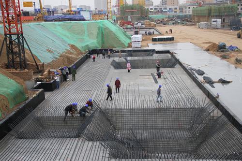 陕煤建设铜煤公司金地华府1#-8#楼项目雨中“会战”热度不降温