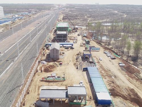陕煤建设铜煤公司承建的靖神铁路项目小保当车站所有单项工程封顶