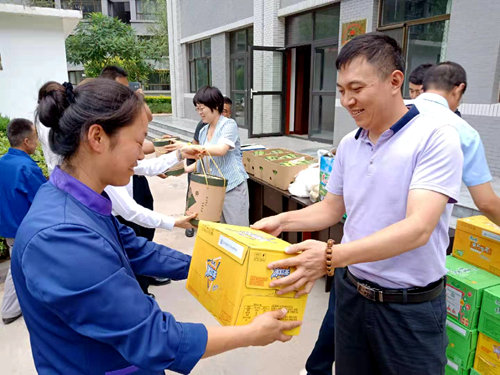 陕煤建设公司：高温慰问送清凉，防暑降温暖人心