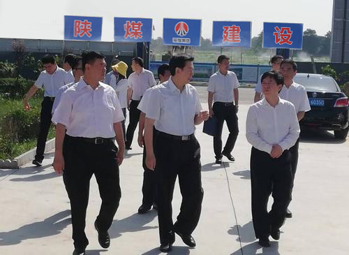 陕西省委常委、省委政法委书记庄长兴一行深入陕煤建设渭南分公司南京金龙电动车项目开展调研