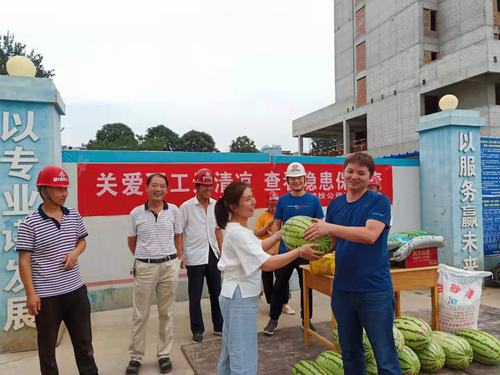 渭南临渭区城投公司工会一行深入陕煤建设渭南分公司施工一线送清凉