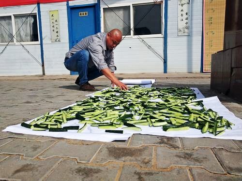 陕煤建设澄合分公司第十二项目部改善职工伙食从腌制咸菜做起