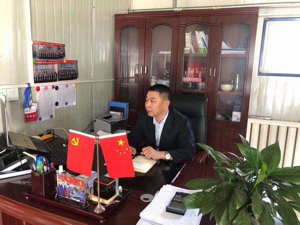 坚守工地  真抓实干的领军者