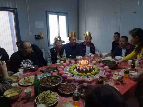 陕煤建设韩城分公司土建十项目部生日party营造浓浓家庭氛围