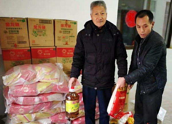 陕煤建设澄合分公司职工杨文刚自掏腰包为家乡父老购买年货