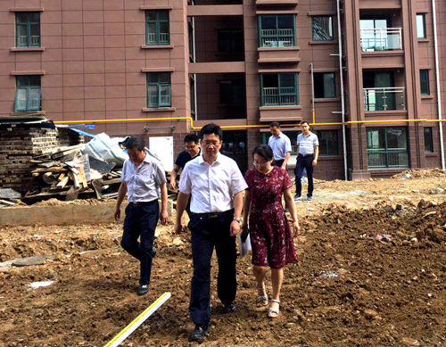 安康市副市长寇全安深入大秦置业公司龙湾水境小区调研