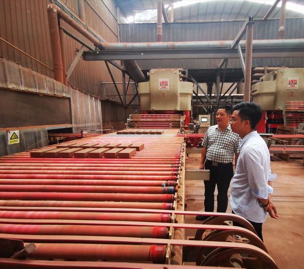陕煤建设物资公司积极考察透水砖  助力背街小巷改造