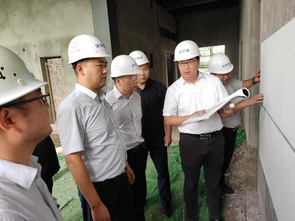 西安沣东国际车城发展有限公司总经理王涛深入陕煤建设天工公司施工现场慰问指导工作