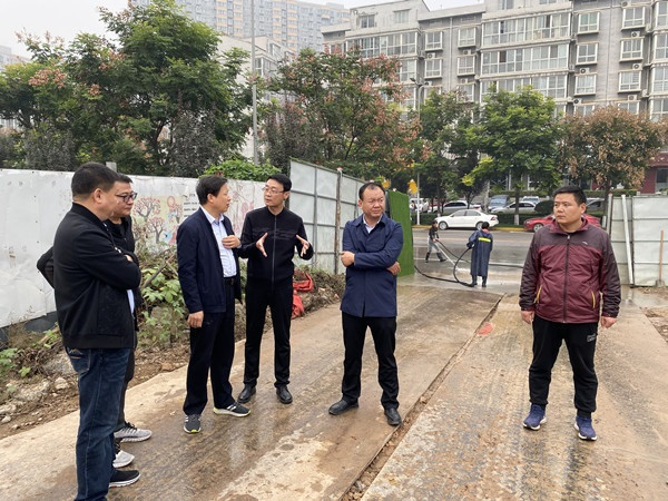 咸阳市市委市政府督查室冯东航副主任赴智慧泊车公司住建局南广场停车场项目视察