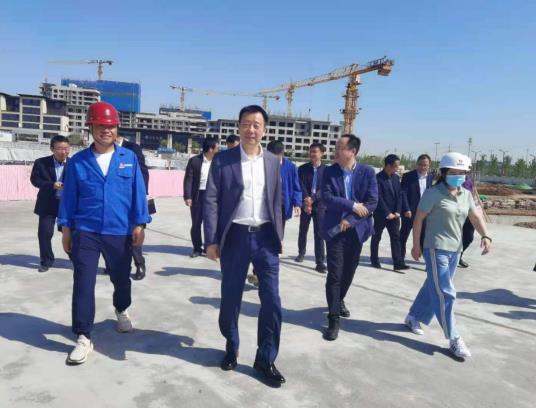 空港新城管委会主任贺键一行莅临城市中心公园现场调研指导工作