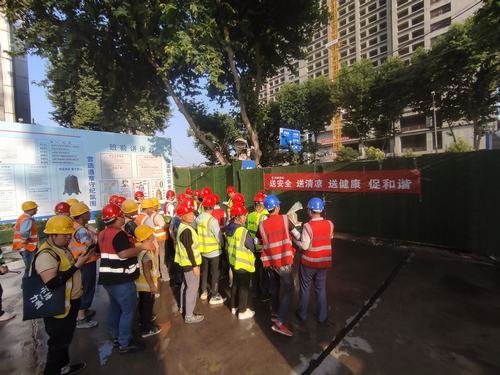 陕煤建设铜煤第二项目部开展为一线工人“送安全、送清凉、送健康、促和谐”活动