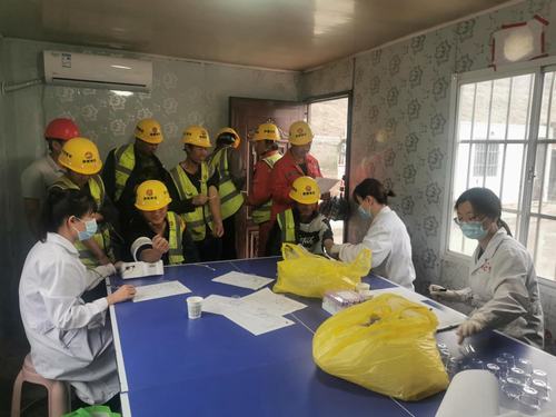 陕煤建设铜煤公司第八项目部组织一线工人进行健康体检