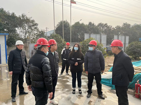 泾阳县县委办公室主任陈龙一行莅临陕煤建设咸阳分公司第五项目部复工准备工作
