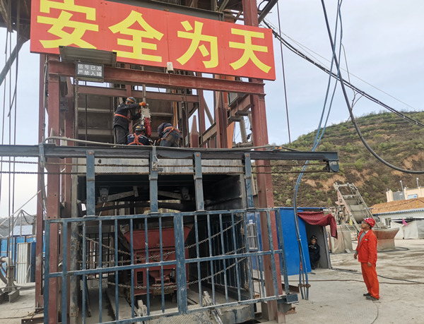 陕煤建设矿建三公司崔木项目部：一次精确到毫米的罐笼重载脱钩试验