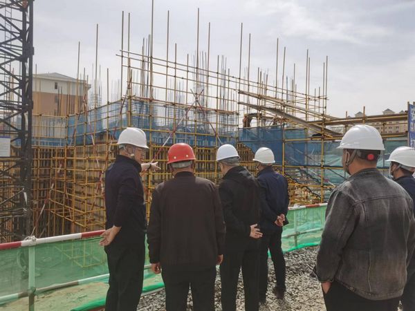 包头市住建局安全组长李虎一行深入陕煤建设天工公司承建的中润府项目检查指导工作
