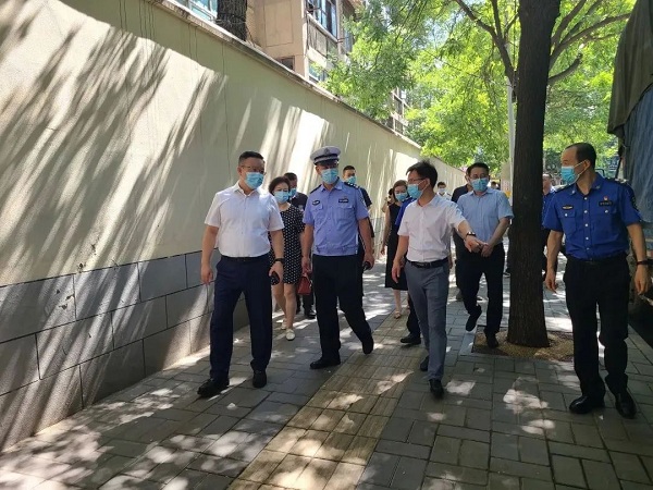 西安市委文明办一行深入陕煤建设澄合分公司十一项目部背街小巷改造项目开展文明城市创建督导