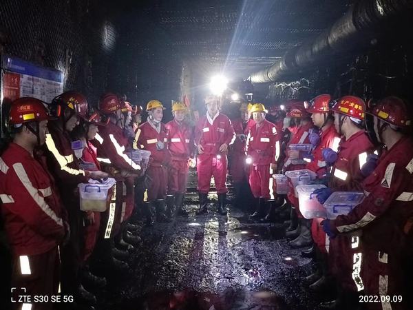 曹家滩矿业公司领导深入陕煤建设煤矿运营服务公司 曹家滩项目部开展中秋慰问活动
