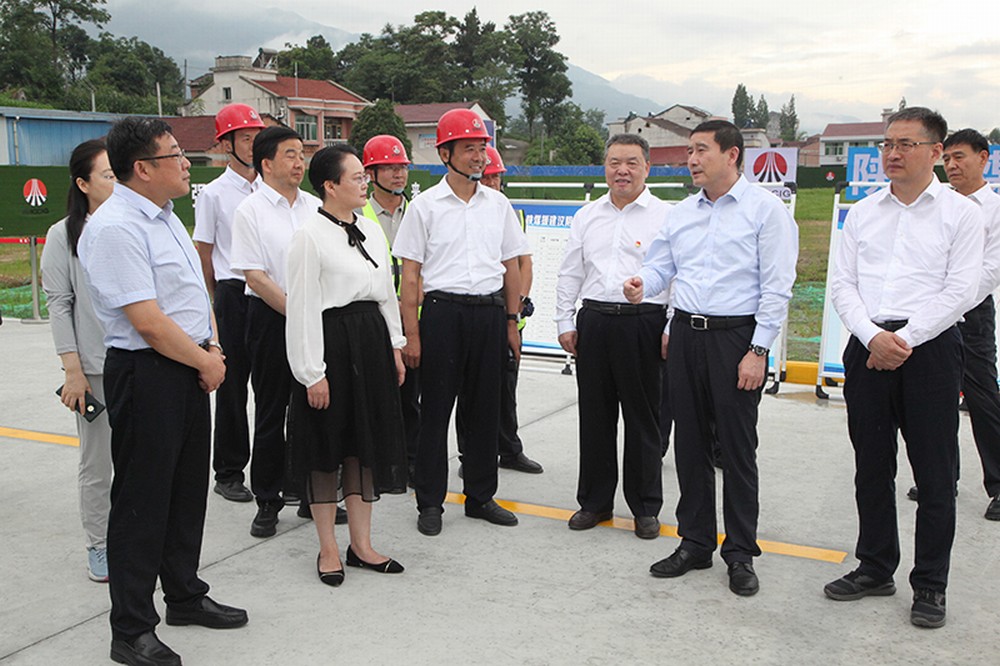 陕煤集团党委书记、董事长张文琪视察建设集团承建的汉阴县实验中学项目