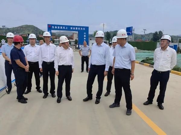 陕煤集团党委副书记张海泉一行莅临汉阴实验中学项目检查指导工作