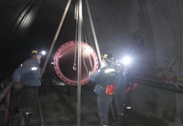 陕煤建设矿建二公司安装项目部 :“鏖战”王峰煤矿井下万米管路安装