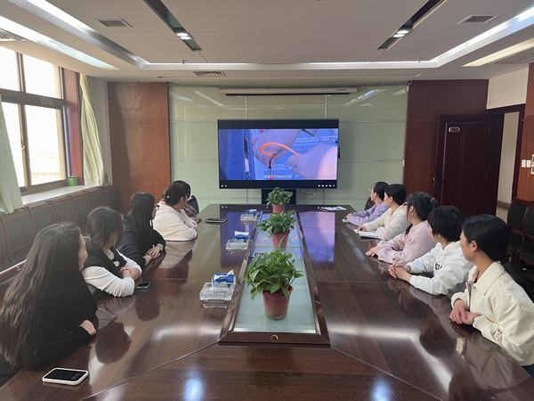 陕煤建设煤矿运营服务分公司:组织女职工观看巾帼劳模工匠大宣讲直播节目