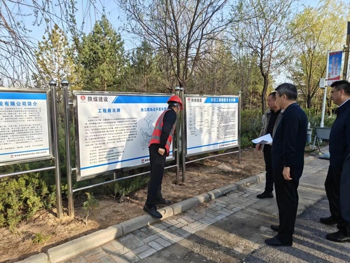 中共榆林市榆阳区委书记李忠宏一行到陕煤建设榆林公司承建的季鸾公园生态补水项目检查指导