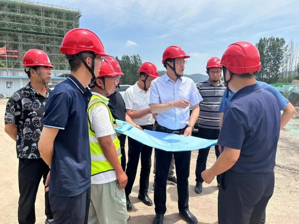 陕西建材科技公司董事长张超晖深入黄陵年产40万立方煤矸石制陶粒项目进行调研指导