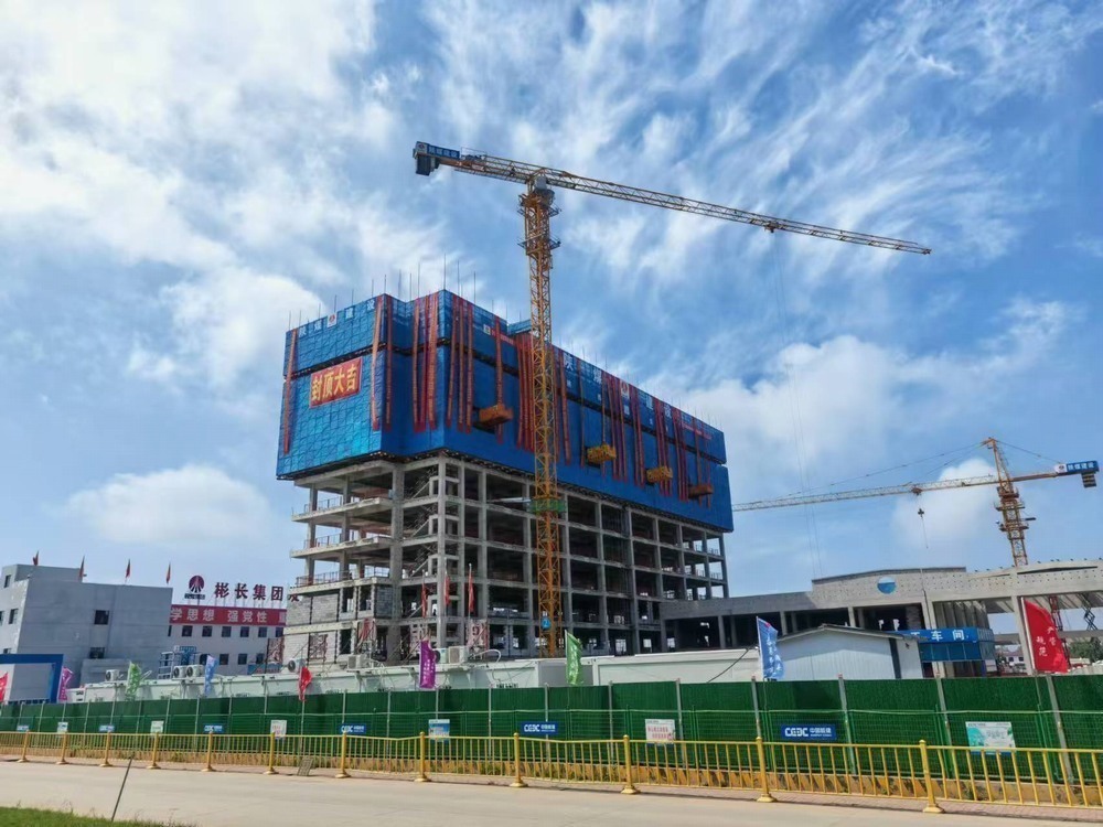 陕煤建设渭南分公司承建的陕西彬长CFB示范项目宿舍楼工程“喜封金顶”