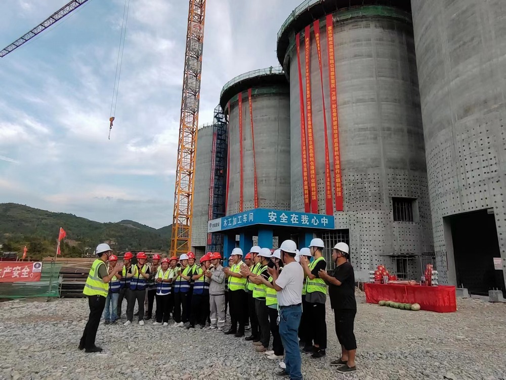 陕煤建设天工公司：重庆（万盛）绿色建材关坝镇年产500万吨砂石骨料建设项目成品骨料仓滑模顺利封顶