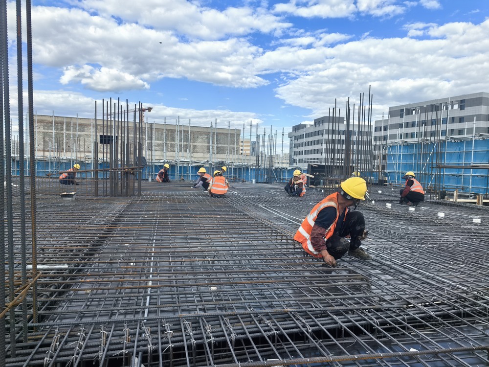 秋韵满工地  奏响建设交响曲