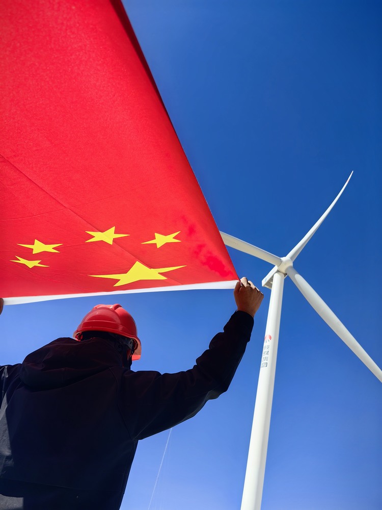 陕煤建设者与国旗合影,共筑强国梦