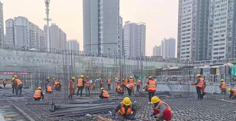 陕煤建设新龙城直属项目部：国庆假日不打烊，热火朝天忙生产