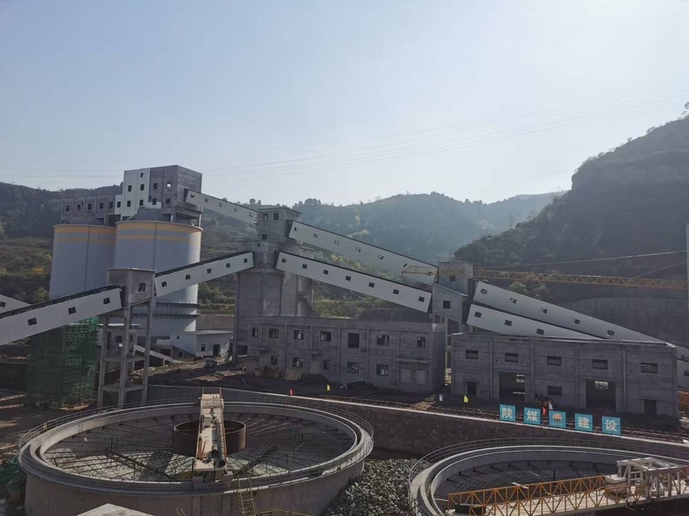 陕煤建设韩城分公司土建十一项目部:多项超规模危大工程钢桁架一次性吊装成功