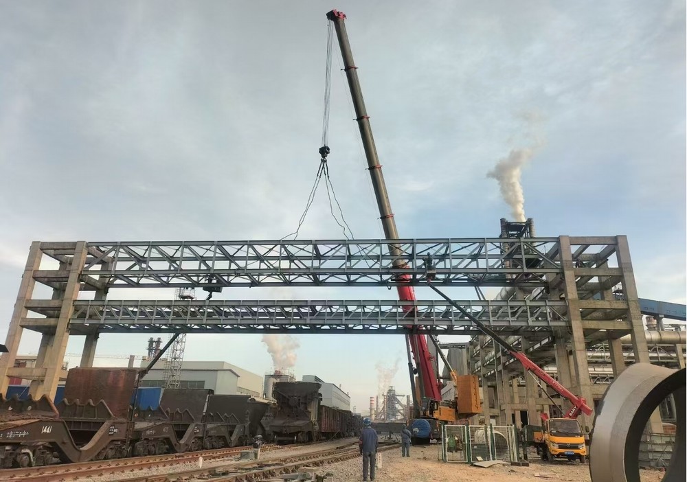 陕煤建设西北分公司土建第二项目部：酒钢三标第一跨”钢结构跨铁路桁架顺利吊装完成
