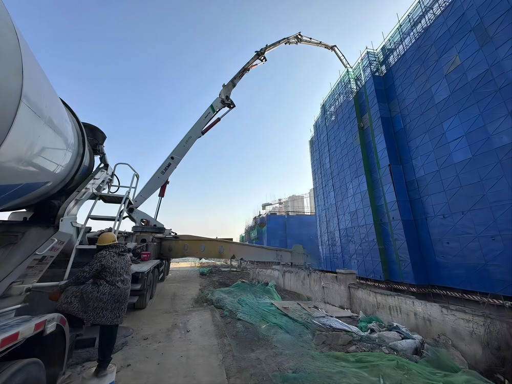 陕煤建设天工公司承建的大秦·山水逸境项目1#、2#楼工程主体结构顺利封顶