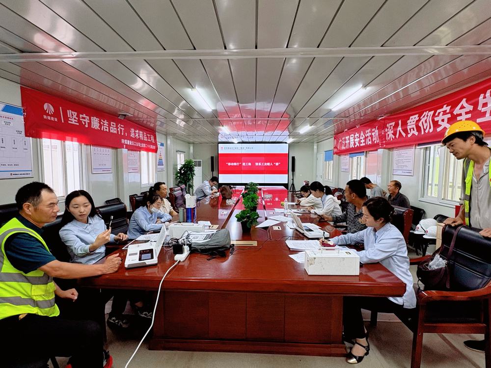 陕煤建设天工公司土建第二十七项目部联合浦发银行开展农民工工资卡专项办理活动