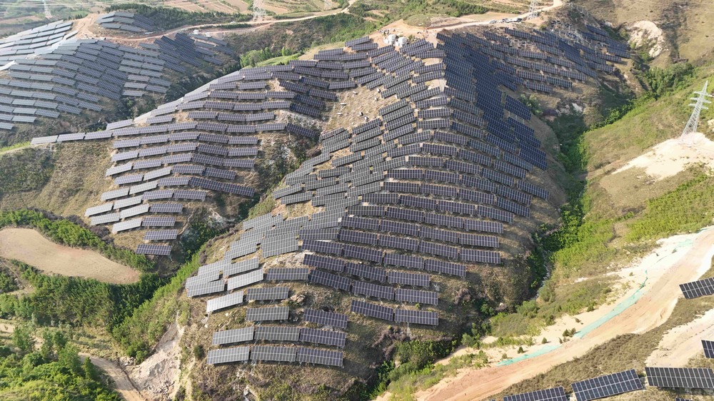 陕煤建设韩城分公司安装第四项目部承建的陕煤电力夏县100MW光伏发电项目成功实现首次并网