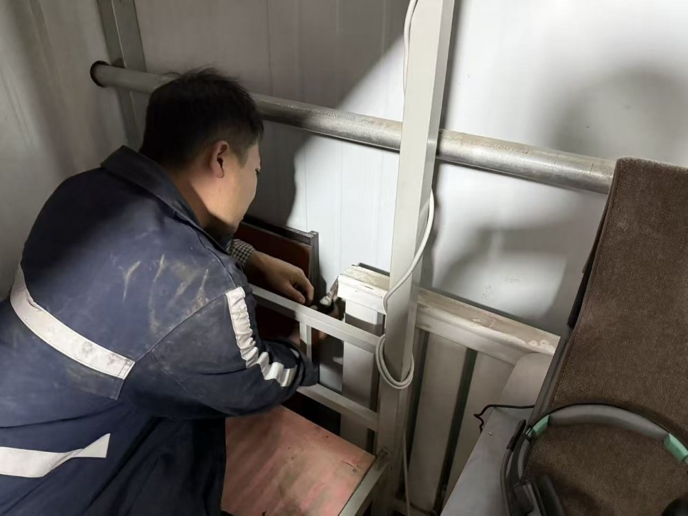 陕煤建设煤矿运营服务分公司：寒潮来袭暖意融 关爱职工在行动